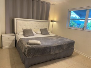 2 bedrooms, WiFi, bed sheets - 3 miles from Renown Hollywood beach (Hollywood)