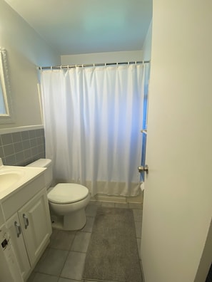Towels, soap, toilet paper - 3 miles from Renown Hollywood beach (Hollywood)