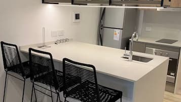 Stúdió | Privát konyha | Nagyméretű hűtő/fagyasztó, sütő és főzőedények/tányérok/evőeszközök