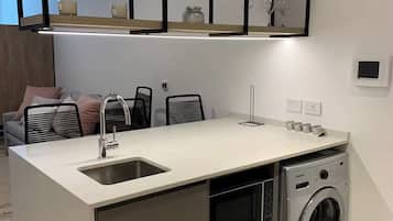 Stúdió | Privát konyha | Nagyméretű hűtő/fagyasztó, sütő és főzőedények/tányérok/evőeszközök