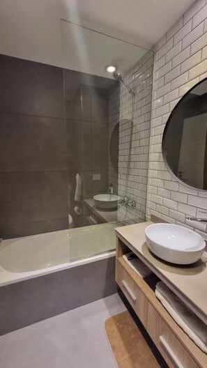 Studio | Bathroom | Combined shower/tub, free toiletries, hair dryer, towels - Hestia at Nicaragua 5100 (Buenos Aires)