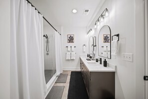 Shower, eco-friendly toiletries, hair dryer, towels - Walk to FIFA & NFL - 4BR + Parking - Mercedes-Benz Stadium (Atlanta)