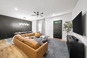 Smart TV, computer monitors - Walk to FIFA & NFL - 4BR + Parking - Mercedes-Benz Stadium (Atlanta)
