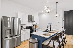 Fridge, microwave, oven, stovetop - Walk to FIFA & NFL - 4BR + Parking - Mercedes-Benz Stadium (Atlanta)