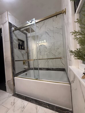 Haartrockner, Handtücher, Seife, Shampoo