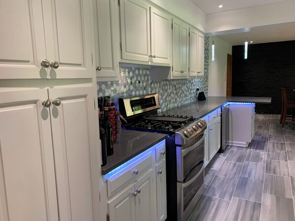 Fridge, microwave, oven, stovetop - Cozy 2-bedroom estate in charming Willow Springs (Willow Springs)