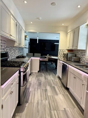 Fridge, microwave, oven, stovetop - Cozy Estate in charming Willow Springs 20 minutes from Downtown and Beaches (Willow Springs)