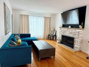 Smart TV, books - Cozy Estate in charming Willow Springs 20 minutes from Downtown and Beaches (Willow Springs)