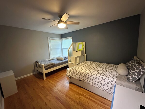 2 bedrooms, iron/ironing board, free WiFi, bed sheets - Cozy 2-bedroom estate in charming Willow Springs (Willow Springs)