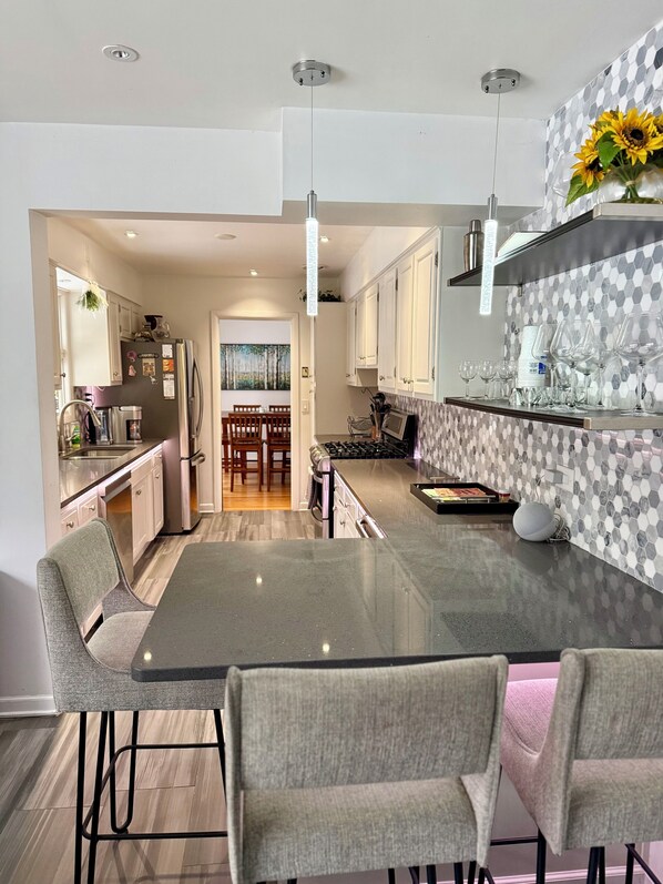 Fridge, microwave, oven, stovetop - Cozy Estate in charming Willow Springs 20 minutes from Downtown and Beaches (Willow Springs)