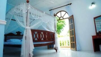 3 bedrooms, iron/ironing board, internet, bed sheets