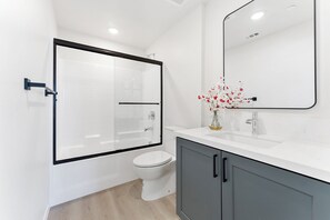 Secadora de cabello, toallas, jabón, papel de baño 