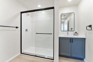 Hair dryer, towels, soap, toilet paper - Brand New Arcadia 2 Bedroom & 2 Bath Apartment (Arcadia)