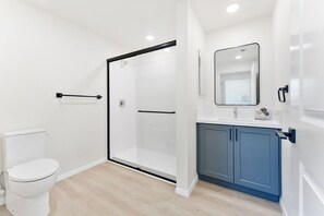 Secadora de cabello, toallas, jabón, papel de baño 
