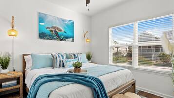 مساحة عمل للكمبيوتر المحمول ومكواة/لوح كي وواي فاي مجانًا وملاءات أسرّة