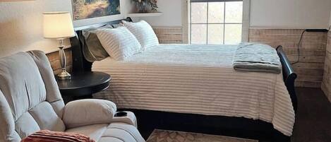 1 chambre, bureau, fer et planche à repasser, lit parapluie