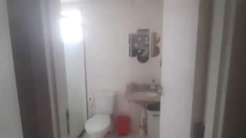Toalhas de banho, sabonete, papel higiênico