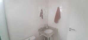 Towels, soap, toilet paper - Cozy suite in the East Zone of São Paulo (São Paulo)