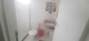 Towels, soap, toilet paper - Cozy suite in the East Zone of São Paulo (São Paulo)