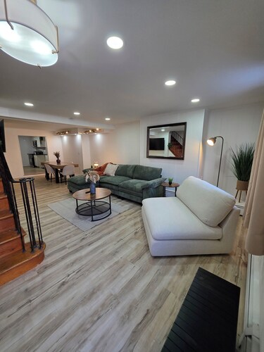 Modern 5BR Retreat • Multiple En Suites • Prime South Side Location • Walkable