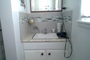 Haartrockner, Handtücher, Seife, Toilettenpapier