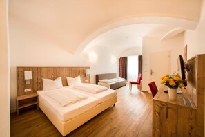 Blackout curtains, iron/ironing board, free WiFi - Hotel Hölzer Bräu by Lehmann Hotels (Ebersberg)