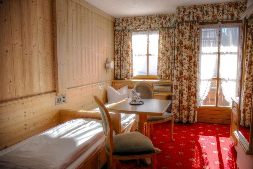 Verdunkelungsvorhänge, Bügeleisen/Bügelbrett, kostenloses WLAN