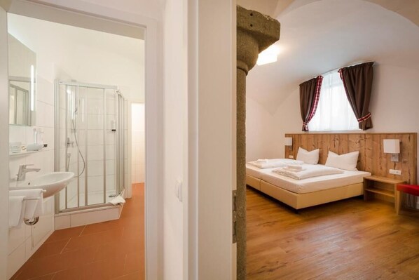 Blackout drapes, iron/ironing board, free WiFi - Hotel Hölzer Bräu by Lehmann Hotels (Ebersberg)