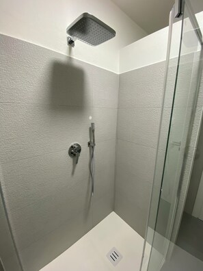 Dusj, hårføner, bidé og håndklær