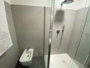 Dutxa, assecador de cabells, bidet i tovalloles 