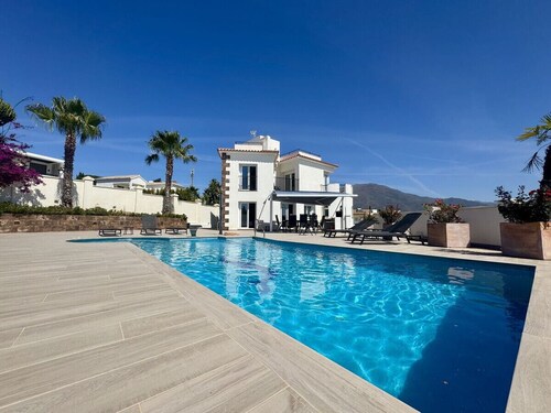 Stylish Estepona villa with panoramic views and private pool