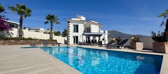 Stylish Estepona villa with panoramic views and private pool