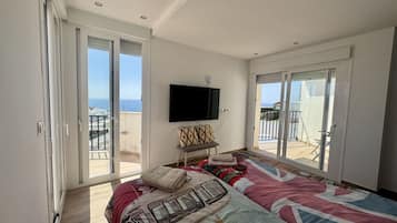 Tabla de planchar con plancha, wifi y ropa de cama