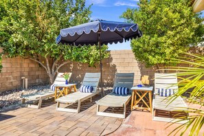 Terrace/patio - 2-bedroom Thermal Horse Park townhome with Pool/spa (Thermal)