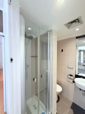 Shower, hair dryer, towels, soap - CENTRAL CITY Ivax (Barcelona)