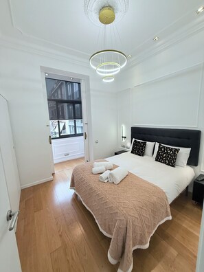 2 bedrooms, iron/ironing board, internet, bed sheets