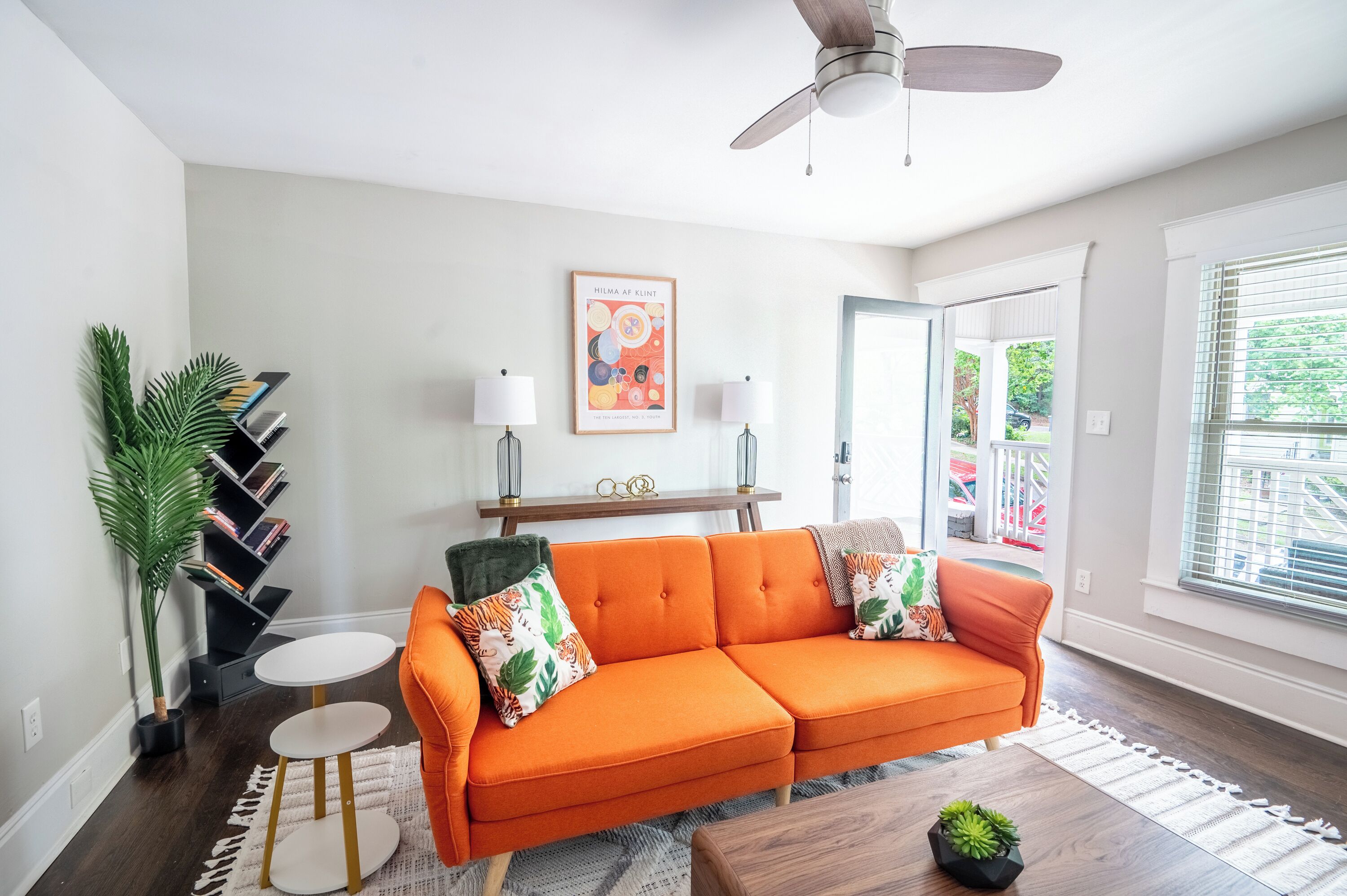 Smart TV, fireplace, books, offices