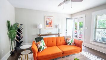 Smart TV, chimenea, libros y oficina