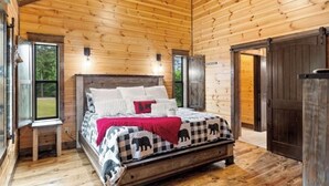 2 bedrooms, in-room safe, iron/ironing board, travel cot - Luxury cabin retreat with hot tub in Hochatown- Bear Pause Lodge (Broken Bow)