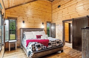 2 bedrooms, in-room safe, iron/ironing board, travel cot - Luxury cabin retreat with hot tub in Hochatown- Bear Pause Lodge (Broken Bow)