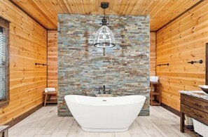 Hair dryer, towels, soap, shampoo - Luxury cabin retreat with hot tub in Hochatown- Bear Pause Lodge (Broken Bow)