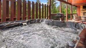 Outdoor spa tub - Luxury cabin retreat with hot tub in Hochatown- Bear Pause Lodge (Broken Bow)