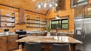 Coffee/tea maker, fridge, microwave, oven - Luxury cabin retreat with hot tub in Hochatown- Bear Pause Lodge (Broken Bow)