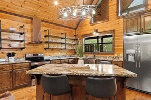 Fridge, microwave, oven, stovetop - Luxury cabin retreat with hot tub in Hochatown- Bear Pause Lodge (Broken Bow)