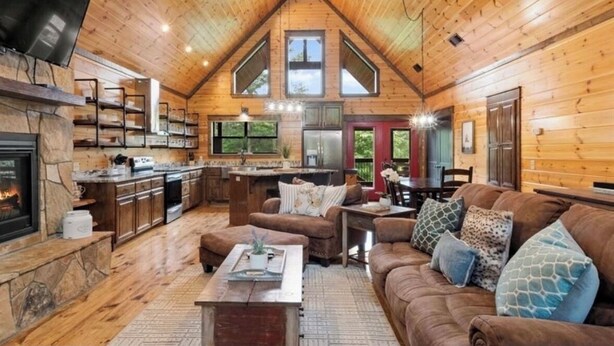 Smart TV, fireplace, DVD player - Luxury cabin retreat with hot tub in Hochatown- Bear Pause Lodge (Broken Bow)