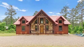 Exterior - Luxury cabin retreat with hot tub in Hochatown- Bear Pause Lodge (Broken Bow)