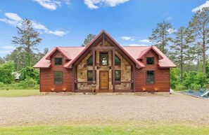 Exterior - Luxury cabin retreat with hot tub in Hochatown- Bear Pause Lodge (Broken Bow)