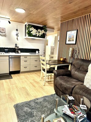 Interior - Cozy 1-bedroom suite in charming Campbell River with private entrance & AC (Campbell River)