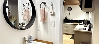 Cozy 1-bedroom suite in charming Campbell River with private entrance & AC