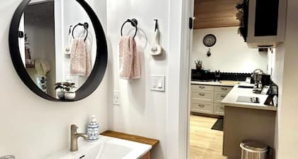 Cozy 1-bedroom suite in charming Campbell River with private entrance & AC